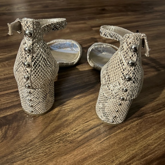 Adorable open toe Anne Klein snakeskin shoes! Easy to pair with your faves! - Picture 2 of 4